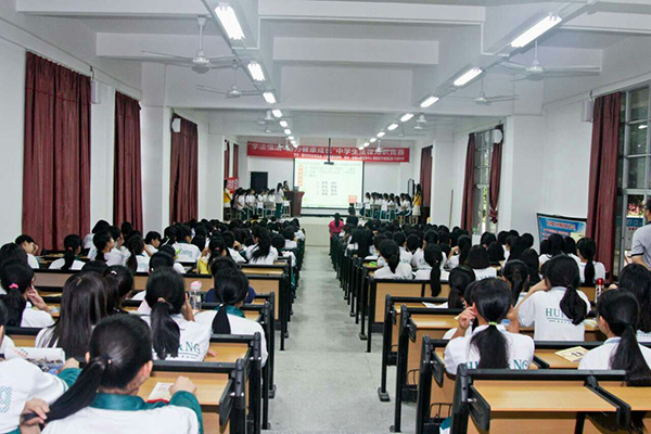 學(xué)法懂法，助力健康成長”少女法律知識(shí)競賽在平潭中學(xué)舉行